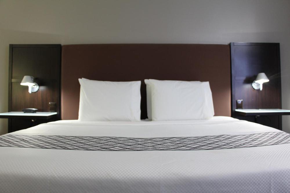 King Room - Non-Smoking interior
